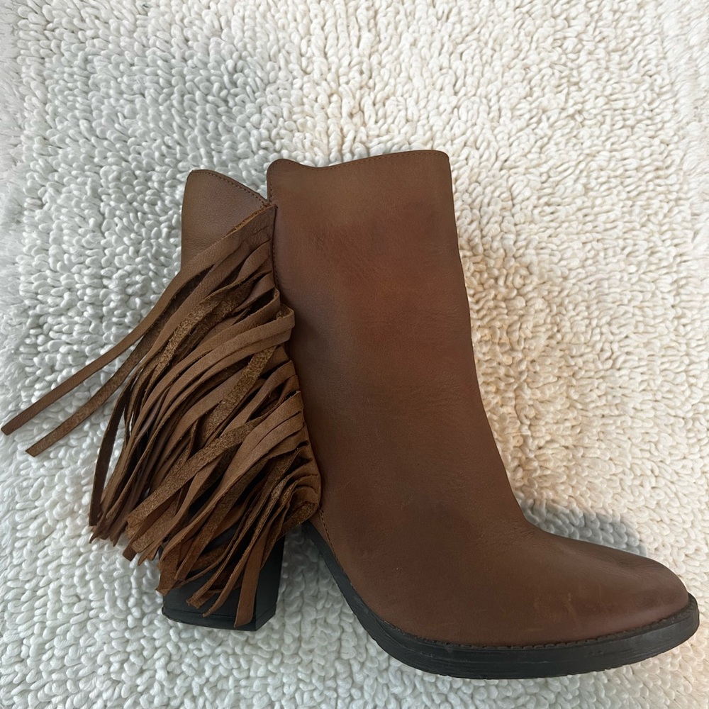 STEVE MADDEN WOODSTOCK  LEATHER FRINGE ANKLE BOOT Size 8M
